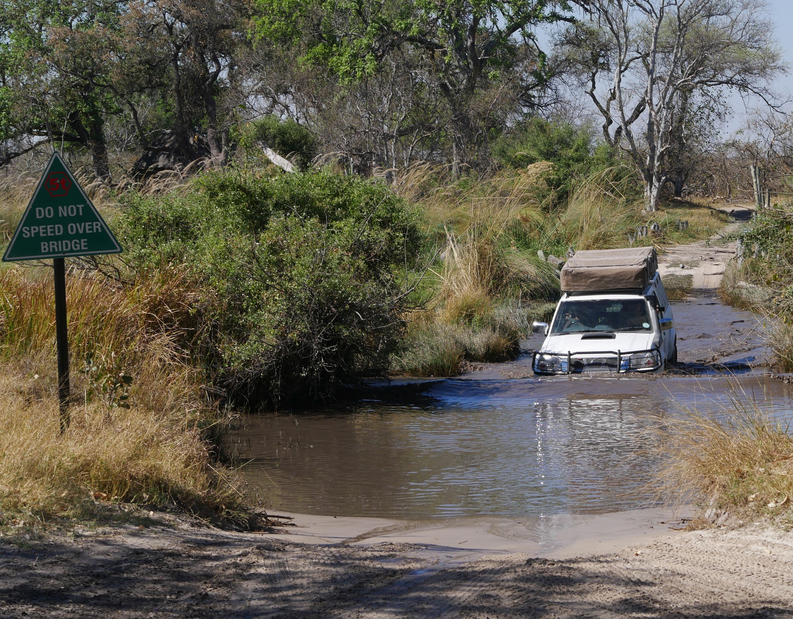 Wasserdurchfahrt Third Bridge 
Okavango Delta, Botswana